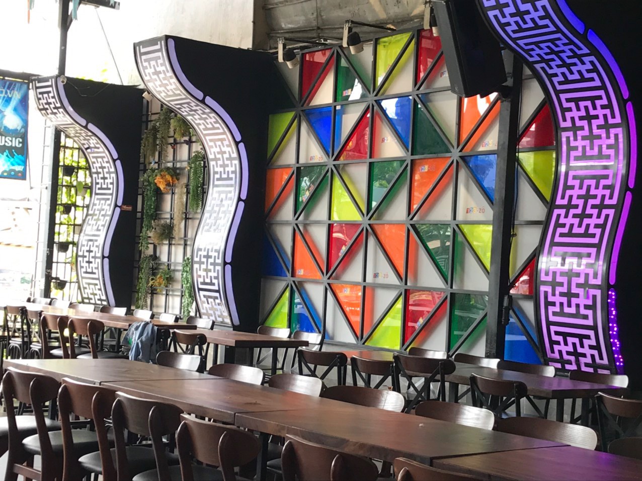 Cột cnc đèn led full màu trang trí quán ăn